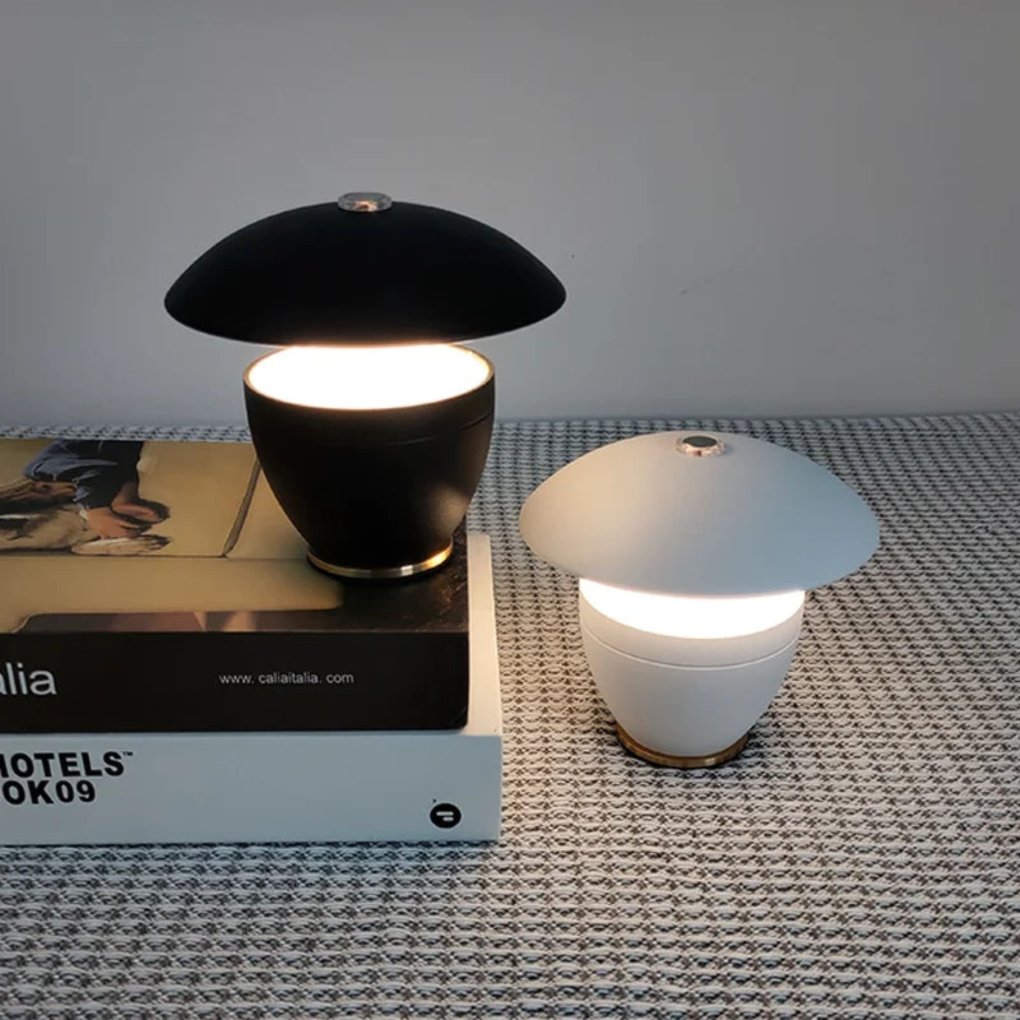EleganceLumière | Lampe LED sans fil moderne noire